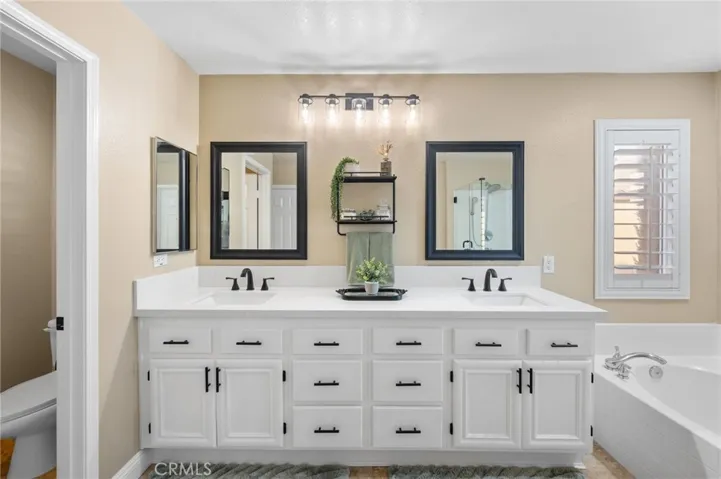 Upstairs: Master Bathroom