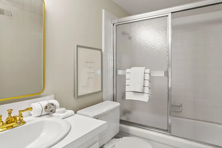 Walk in shower and commode separated from vanities