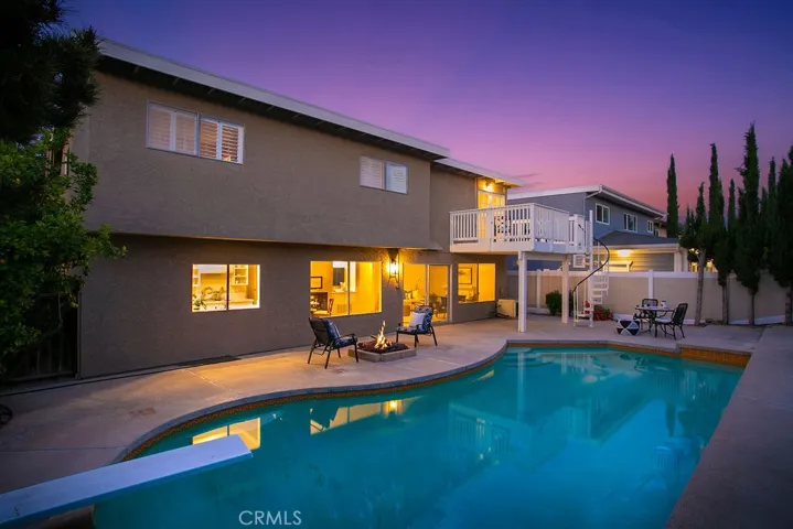 Expansive pool