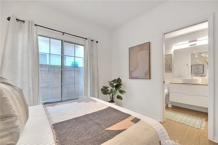 Guestroom/Den with direct access into bath