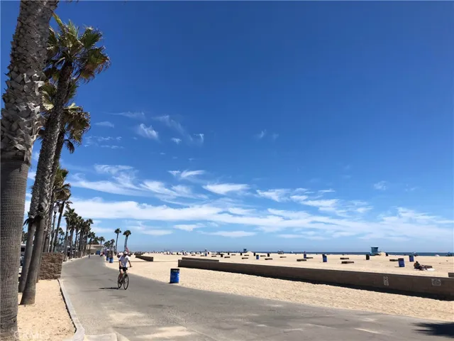 Nice summer days at the Huntington Beach pier featuring blue skies, white sand beaches and crystal blue water!
