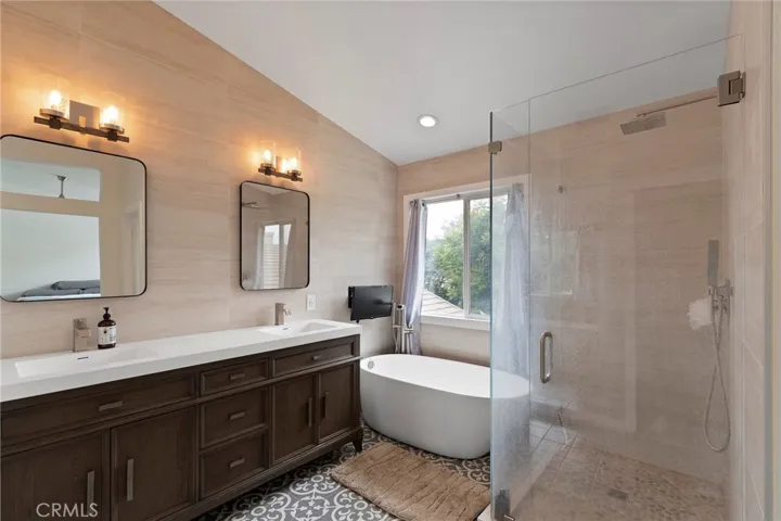 Upgraded Tub & Bathrooms