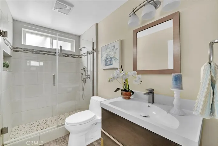 Beautifully updated bathroom, full size shower