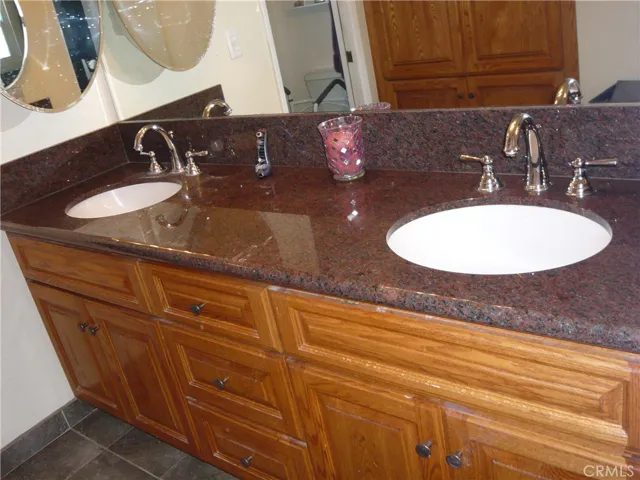 dual sinks in primary bathroom