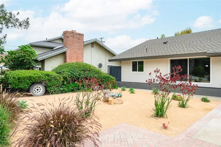 Front landscaping with Arizona white sand and car-shaped hedge