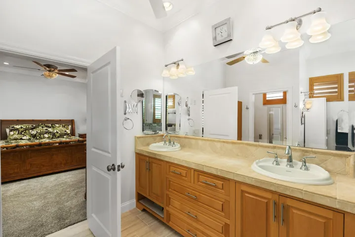 75723 Heritage - Primary Bdrm Bathroom
