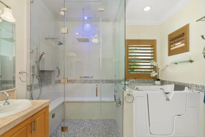 75723 Heritage - Primary Bdrm Shower