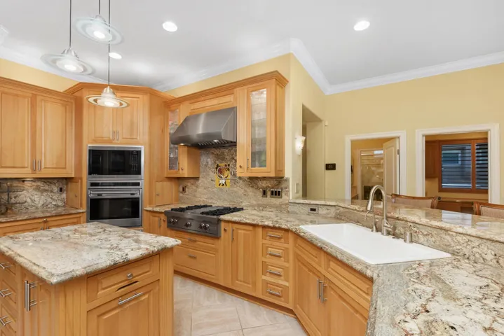 75723 Heritage - Kitchen