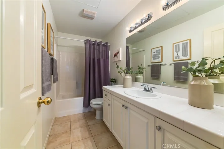 Upstairs Hallway Bathroom
