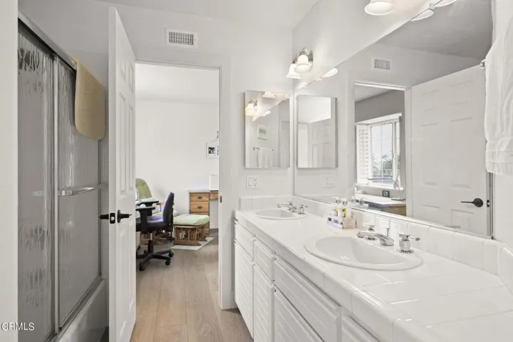 57-web-or-mls-UpmarketMedia_2205Bermuda-