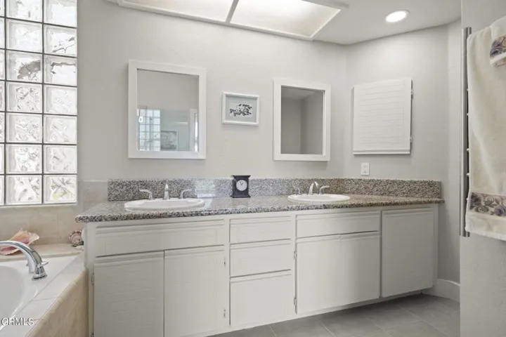 50-web-or-mls-UpmarketMedia_2205Bermuda-