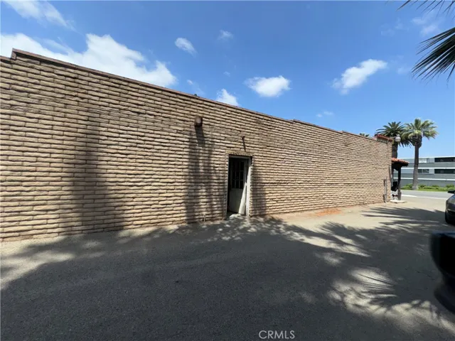Side Entrance to 510