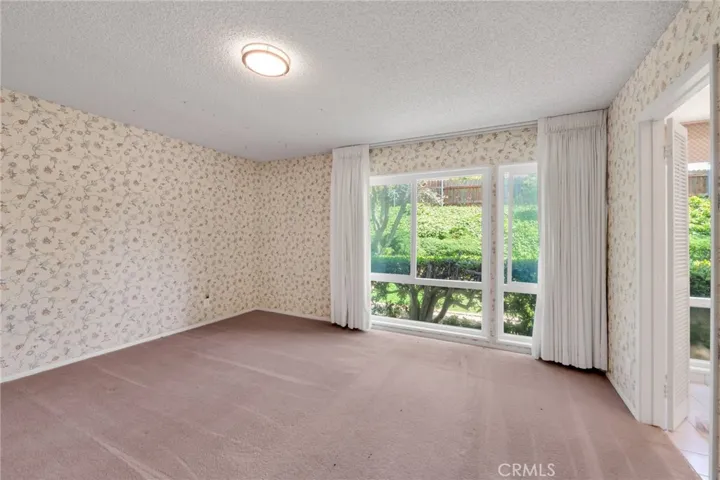 Master Bed. View to Backyard