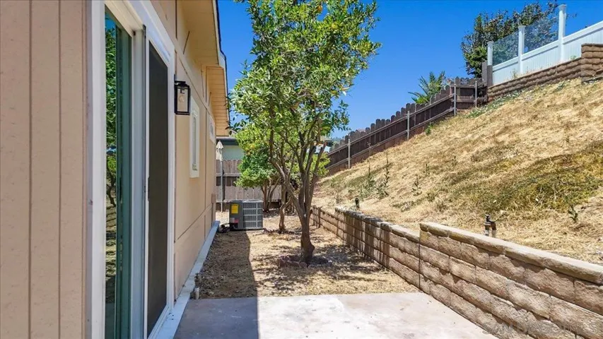 1716 Toyon Gln, Escondido, California 92026