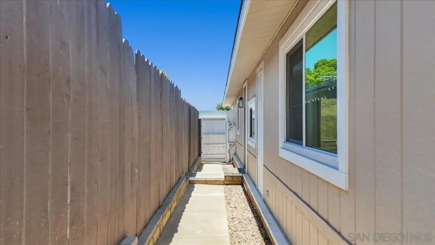 1716 Toyon Gln, Escondido, California 92026