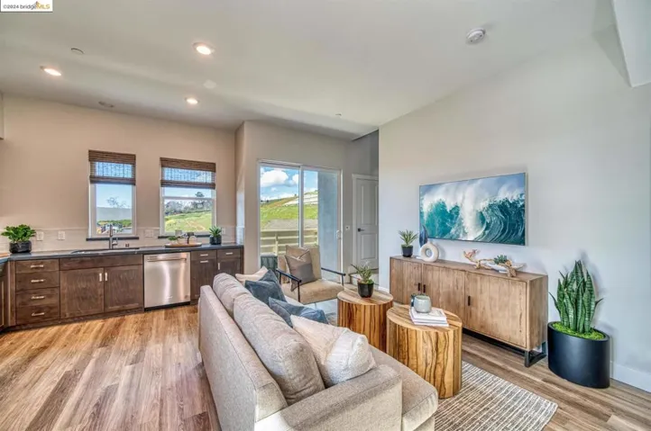 596 Somi 51, Hayward, California 94544