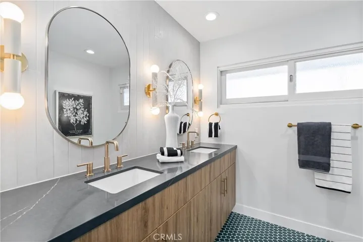TOP FLOOR BATH WITH DUAL SINKS