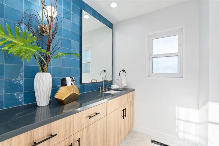 MAIN FLOOR BATH