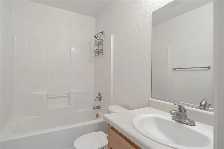 1383 Chamberlain Avenue, Los Banos, California 93635