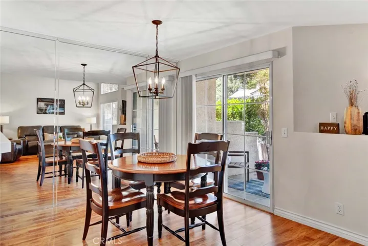 Room enhancing mirror in dining room
