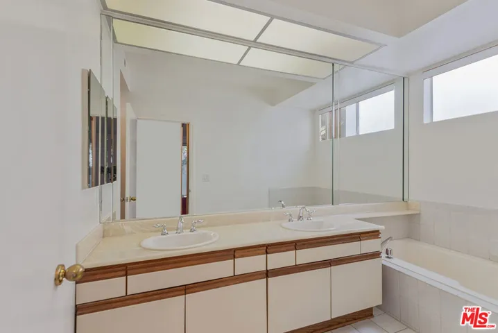 1657 Veteran Avenue 102, Los Angeles, California 90024