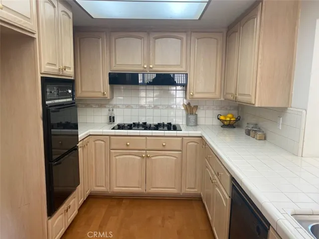 Kitchen with Lots of Cabinets.