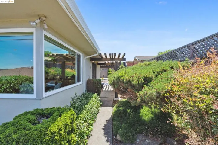 2351 Longview Dr, San Leandro, California 94577-6318