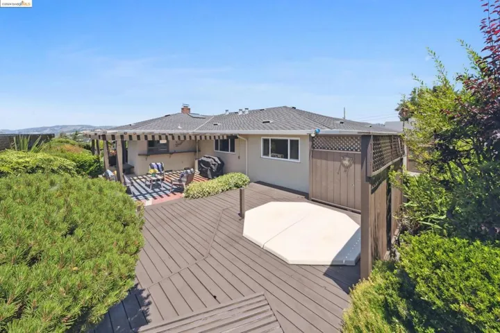 2351 Longview Dr, San Leandro, California 94577-6318