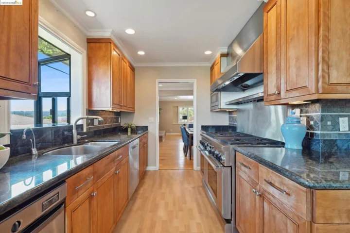 2351 Longview Dr, San Leandro, California 94577-6318