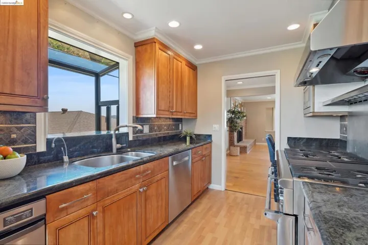 2351 Longview Dr, San Leandro, California 94577-6318