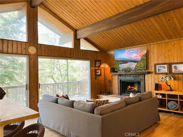 747 East Victoria Court, Lake Arrowhead, California 92352