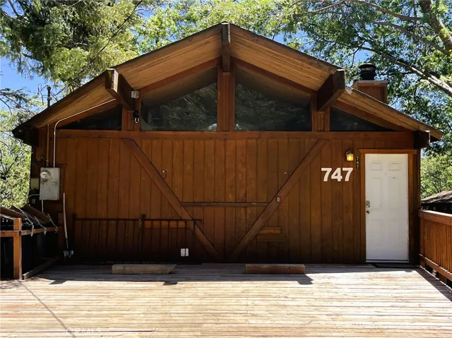 747 East Victoria Court, Lake Arrowhead, California 92352
