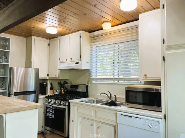 747 East Victoria Court, Lake Arrowhead, California 92352
