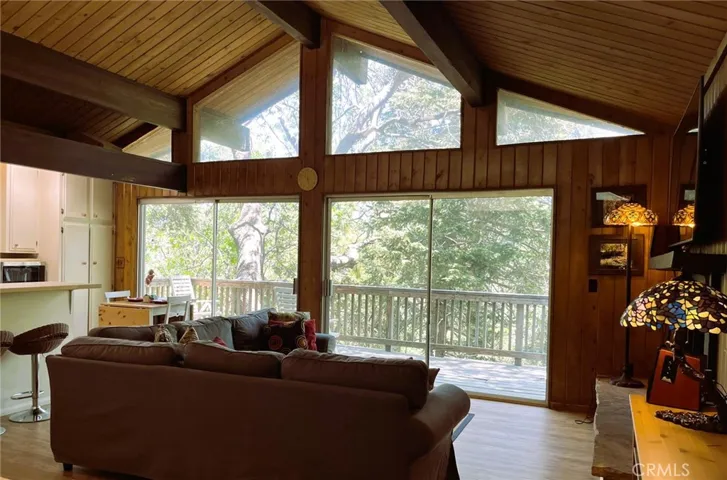 747 East Victoria Court, Lake Arrowhead, California 92352