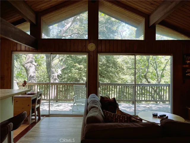 747 East Victoria Court, Lake Arrowhead, California 92352