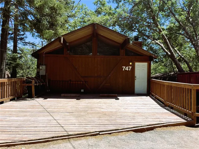 747 East Victoria Court, Lake Arrowhead, California 92352