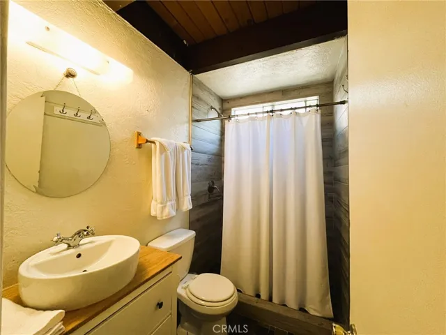 747 East Victoria Court, Lake Arrowhead, California 92352