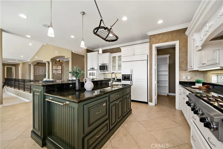 Reverse of kitchen w walk-in pantry to the right