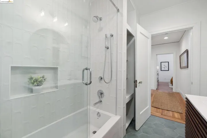 6774 Manor Crst, Oakland, California 94618