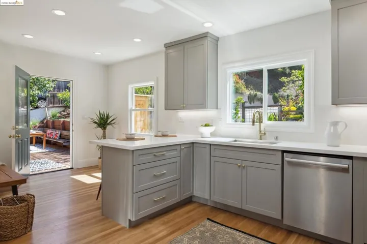 6774 Manor Crst, Oakland, California 94618