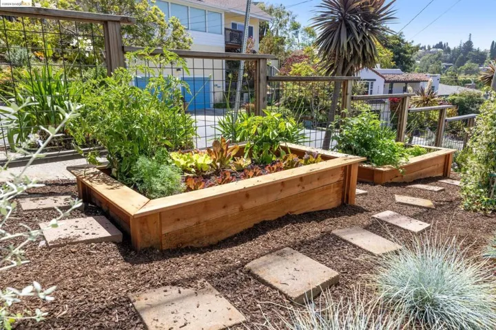 6774 Manor Crst, Oakland, California 94618