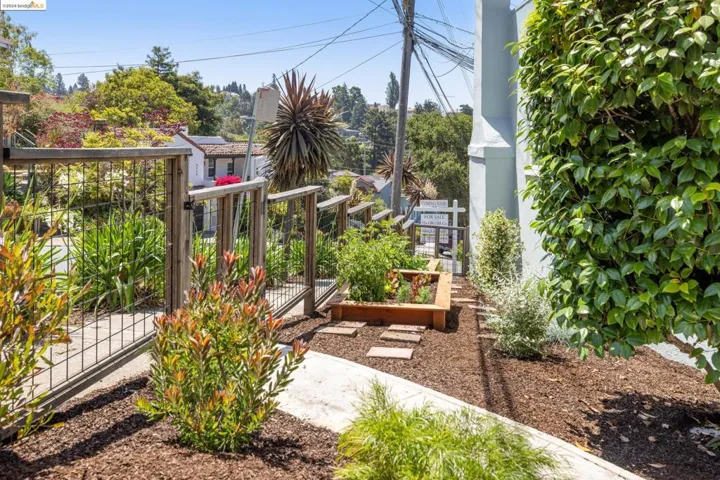 6774 Manor Crst, Oakland, California 94618