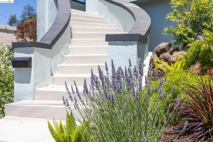 6774 Manor Crst, Oakland, California 94618