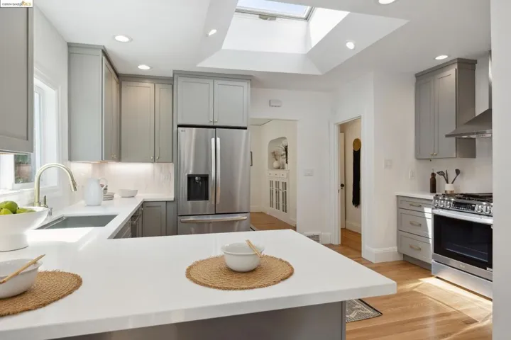 6774 Manor Crst, Oakland, California 94618