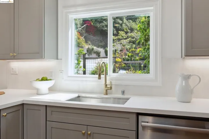 6774 Manor Crst, Oakland, California 94618
