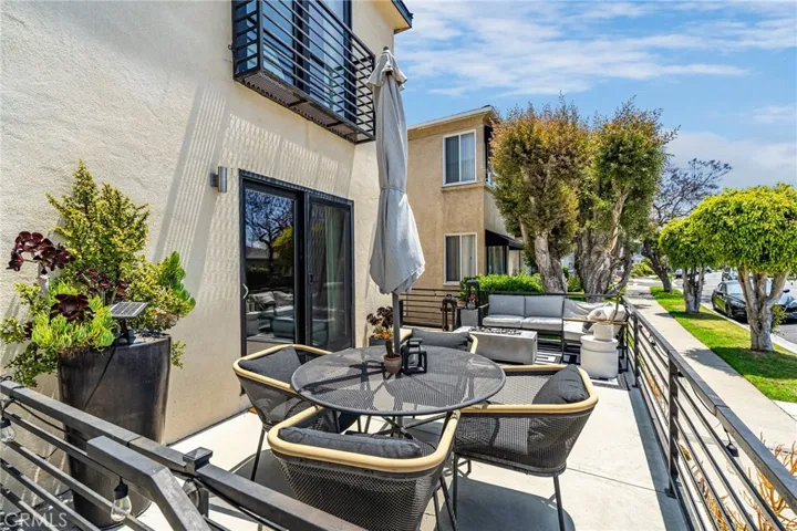 5261 E The Toledo, Long Beach, California 90803