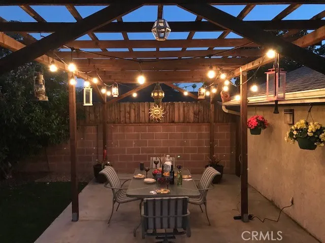 Sit down and relax in the early evening with friends and family under the pergola.