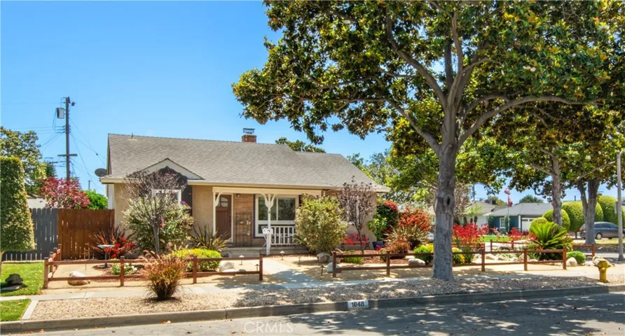 Gorgeous "CHARMING" Single story home.