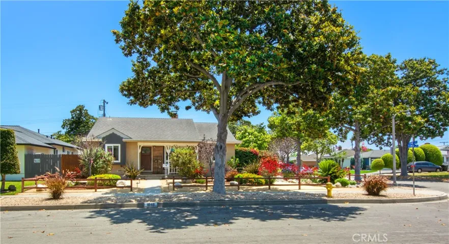 Well maintained landscapted home!! Quaint "Front Porch"