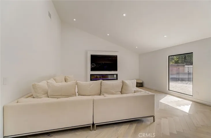 22434 Itasca Street, Chatsworth, California 91311